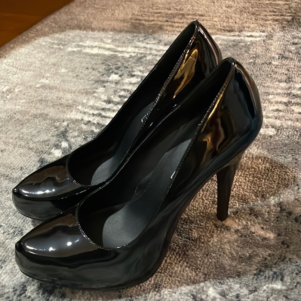 Size 8 black heels very good condition